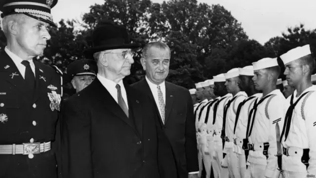 Tổng thống Lyndon Johnson (giữa, không đội mũ) duyệt đội danh dự cùng khách Ireland. Ông Johnson (1908-1973) đóng vai trò quan trọng trong nhiều năm Hoa Kỳ can dự vào Cuộc chiến Việt Nam.