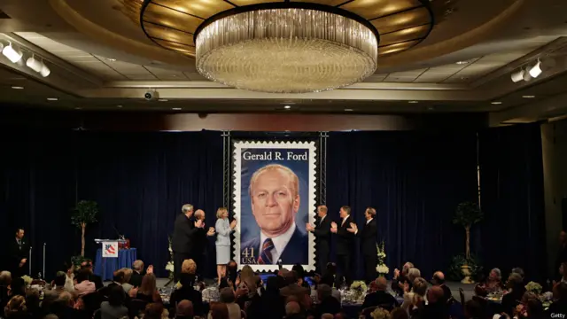 Hoa Kỳ rút khỏi Sài Gòn dưới nhiệm kỳ của Tổng thống Gerald Ford, cầm quyền từ 1974 đến 1977. Trong hình là lễ ra mắt con tem của Bưu chính Hoa Kỳ mang hình ông hồi năm 2013.