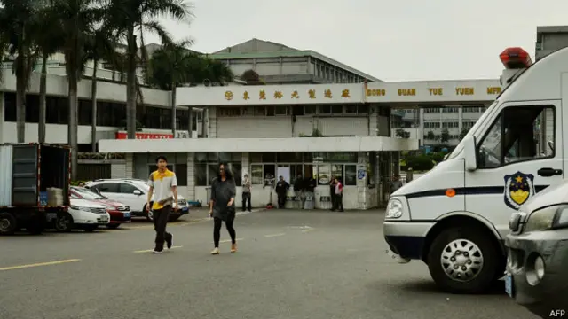 东莞裕元鞋厂外驻有警车（右）（28/4/2014）