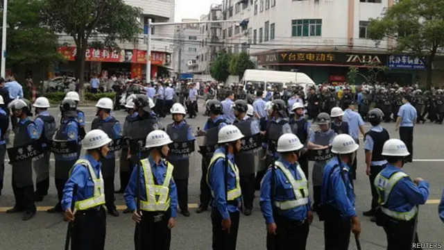 东莞防暴警察在裕元工人罢工现场戒备（15/4/2014）