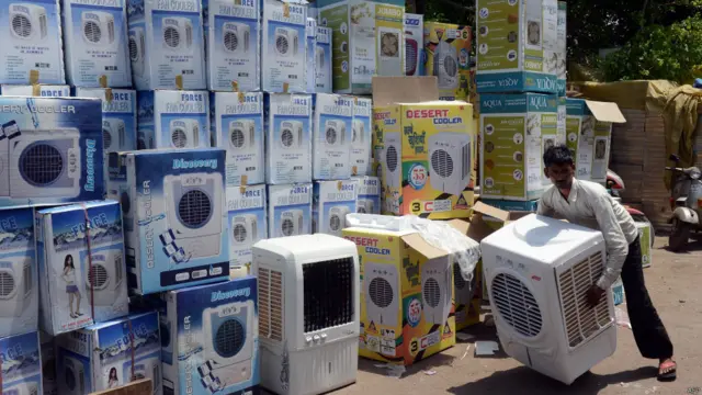 بھارت میں لوگوں کی بڑی تعداد موسم گرما میں ائر کولرز کا استمعال کرتی ہے اور بعض اوقات شدید گرم موسم میں ان کولرز کی مانگ میں بے پناہ اضافے سے قلت پیدا ہو جاتی ہے۔ ائر کولر کم بجلی خرچ کرتا ہے اور متوسط طبقے کے لیے ائرکنڈشننگ یونٹس کا متبادل سمجھا جاتا ہے۔