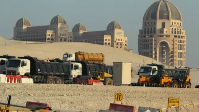 Caminhões usados em obras no Catar