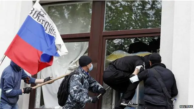 مظاہرین نے ’روس کے لیے ریفرنڈم‘ کے نعرے لگائے اور سرکاری عمارت پر روس کا پرچم لہرا دیا