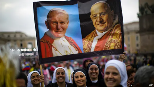 Monjas con una pancarta con los papas Juan Pablo II y Juan XXIII