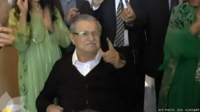 الرئيس العراقي جلال طالباني يدلي بصوته اثناء علاجه في الخارج