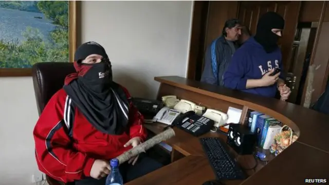 这些人进入大楼后打开大门放进了大批抗议者