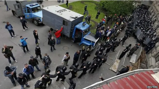 在大楼院里示威者看到了大量防暴警察