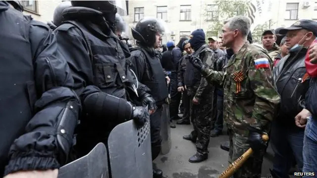 亲俄示威者同防暴警察发生对峙,但双方都没有发起攻击