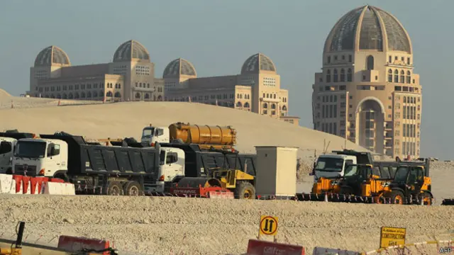 تیل اور گیس کی وجہ سے ہونے والی اس برق رفتار ترقی نے قطری معاشرے کو بھی بدل دیا ہے