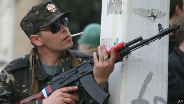 Activista prorruso frente a cuartel de policía en Luhansk