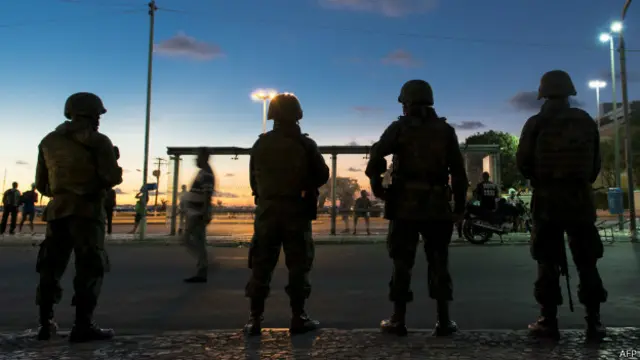 Tropas brasileiras em Salvador, em 16 de abril (AFP)