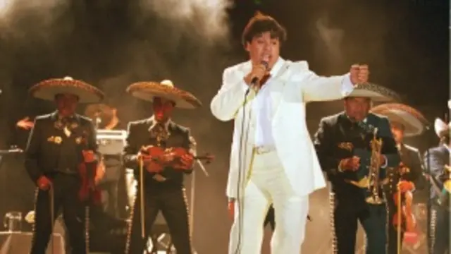 Juan Gabriel, en un concierto organizado por el PRI en 2000 en Cudad Juárez. Foto: Newsmakers/Getty
