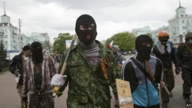 اقتحمت مجموعة من الرجال المسلحين بالعصي والقضبان المعدنية المبنى الرئيسي للحكومة الإقليمية بلوهانسك