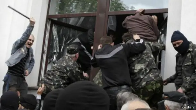 قامت مجموعة من الناشطين بتكسير عدد من نوافذ المبنى الذي لم يكن محميا من قبل قوات الأمن لاقتحامه