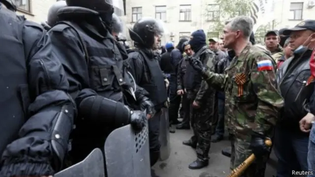 ناشطون موالون لورسيا أثناء احتجاجات شرق أوكرانيا