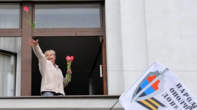 قام المحتجون باستبدال العلم الأوكراني المرفوع أعلى المبنى بالعلم الروسي وعلم "جمهورية دونيتسك الشعبية"