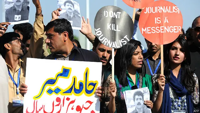 पाकिस्तान में प्रदर्शन करते पत्रकार