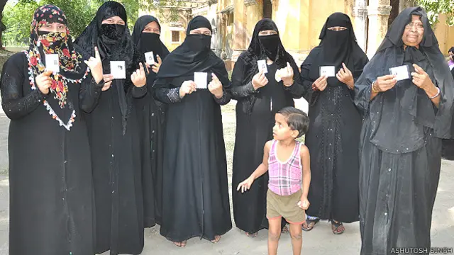 मतदान के दौरान महिलाएं