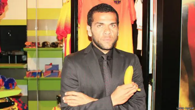 Daniel Alves recebeu a reportagem no lobby do Hotel Rey Juan Carlos 1º em Barcelona