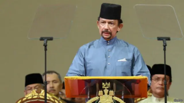 يدين نحو ثلاثة أرباع سكان بروناي بالإسلام، وستطبق الشريعة فيها على مراحل