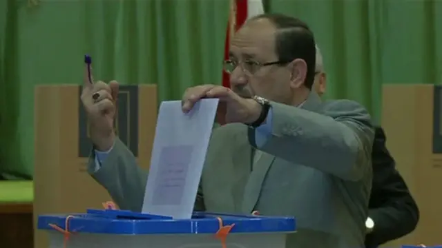 كان نوري المالكي من أوائل المدلين بأصواتهم.