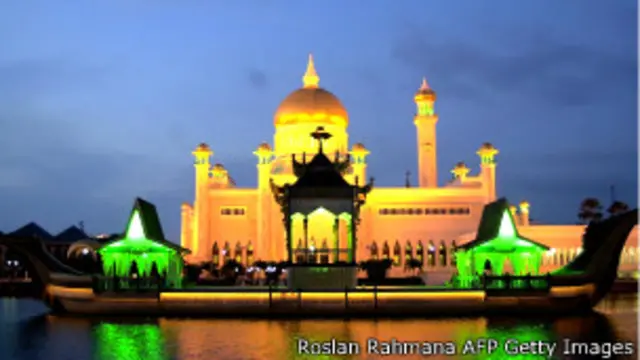 جنوبی ایشیا کے شمالی ساحل پر بورنیو جزیرے کے قریب واقع برونائی تیل کے ذخائر سے مالامال ہے