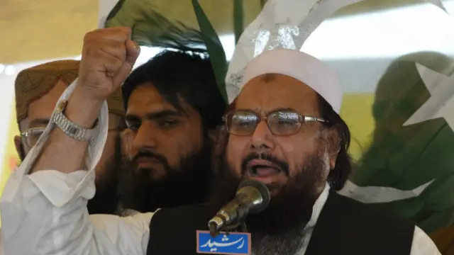 جماعت الدعوۃ کے سربراہ حافظ سعید فوج کے حامیوں کی قیادت کرتے نظر آ رہے ہیں