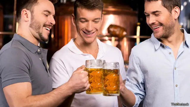 Пьющие пиво в пабе из кружек
