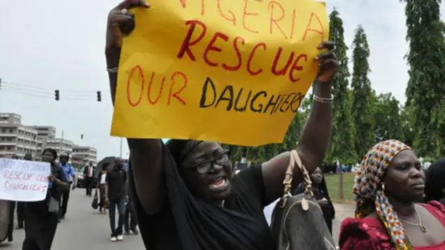 نساء غاضبات في مسيرة الثلاثاء احتجاجا على عدم معرفة مصير بناتهن المخطوفات.