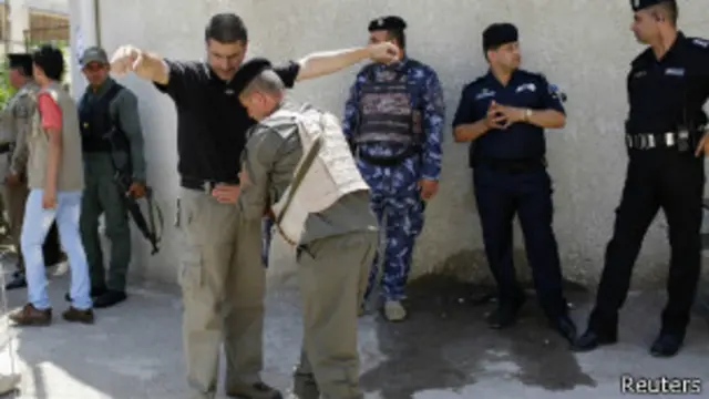 ဘဂ္ဂဒက်မြို့ မဲရုံတစ်ခုမှာ လုံခြုံရေး စစ်ဆေးစဉ်။