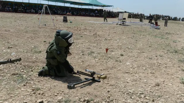 افغان نیشنل آرمی کا ایک جوان فوجی مشقوں کے دوران ایک بارودی سرنگ کو ناکارہ بنانے کی مہارت کا مظاہرہ کر رہا ہے۔