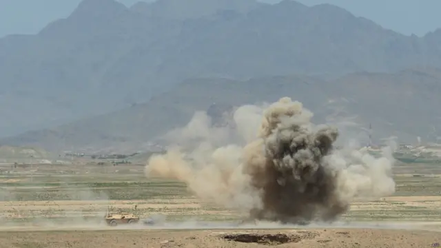 افغانستان کے دارالحکومت کابل سے باہر افغان نیشنل آرمی کے جوان ایک بارودی سرنگ کے دھماکے کے بعد پناہ لینے کی کوشش کر رہے ہیں۔