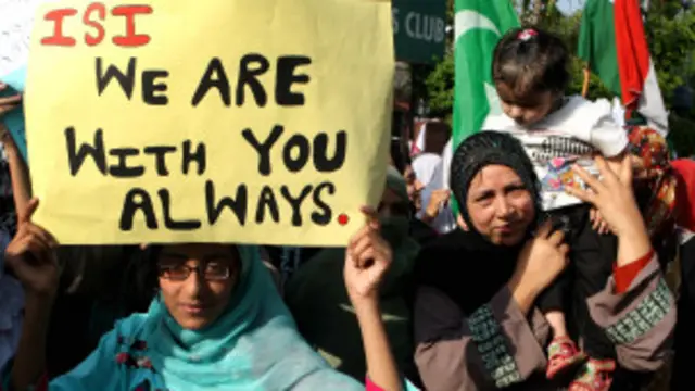 ملک کے ایک سرکاری ادارے کی حمایت میں ایسے ریلیاں نکالی گئیں جیسے کسی سیاسی رہنما کے حامی سڑکوں پر آ گئے ہیں