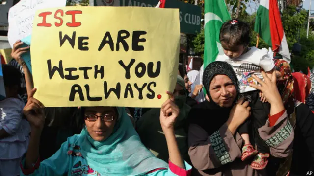 سب آنکھوں کا ہے یہ تارا، سیاست گروں کا راج دلارا ، ملک و قوم کا حتمی سہارا، ہم نے تجھ پہ یہ دل وارا، آب پارہ آب پارہ۔۔۔