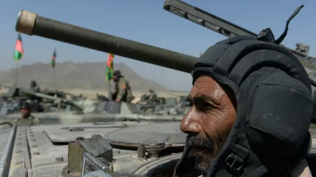 افغان نیشنل آرمی کی ان فوجی مشقوں میں توپ خانے اور ٹینکوں سمیت بھاری ہتھیاروں کا استعمال بھی کیا گیا۔