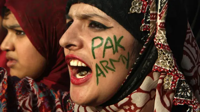 सेना के समर्थन में नारा लगाती महिला