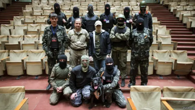 Пророссийские активисты в Донецке с удовольствиием позируют фотографам