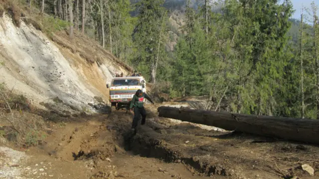 नेपाल की एक खराब सड़क