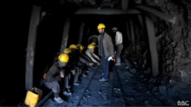 تر اوسه له کانه ۱۶ مړي را ایستل شوي دي او د دوو بندو کسانو د را ایستلو له پاره هڅې روانې دي.