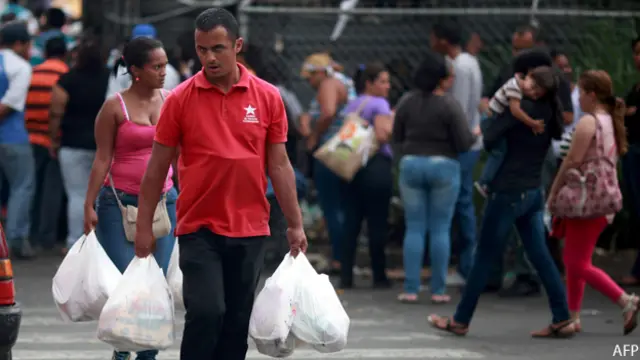 Venezolano haciendo compras