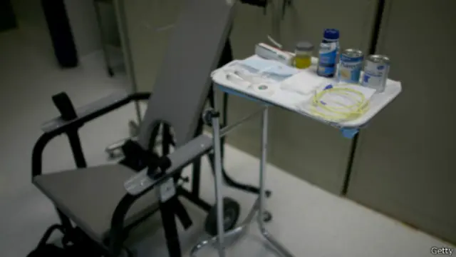 به برخی از اعتصاب غذا کنندگان به اجبار و از طریق واردکردن لوله به بینی محلول مغذی داده شده است