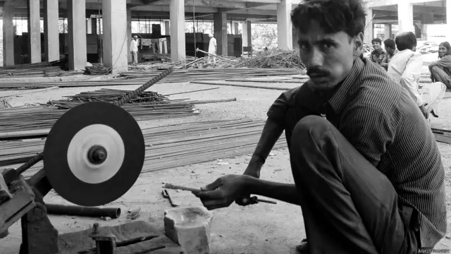 بھارت میں مزدور عام طور پر غیر منظم شعبے سے تعلق رکھتے ہیں۔ ایک جگہ کام ختم ہوا تو وہ دوسری جگہ چلے جاتے ہیں۔