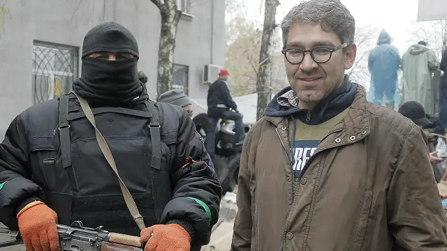 В России, где Саймон родился, ему отказали в продлении журналистской аккредитации