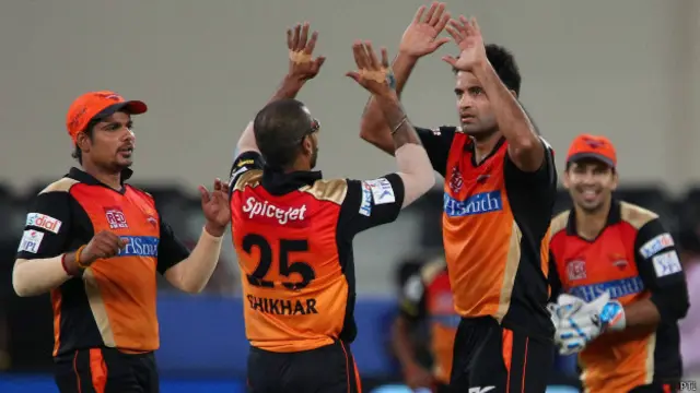 بھارت کے سابق کرکٹر عرفان پٹھان نے دو اورز میں دس رنز دے کر دو وکٹیں لیں