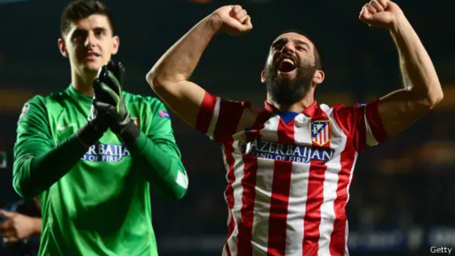 أحد لاعبي أتليتكو مدريد يحتفل بالفوز على تشيلسي