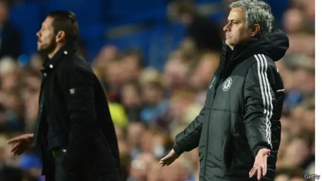 مورينيو مدرب تشيلسي يعاتب لاعبيه اثناء المباراة