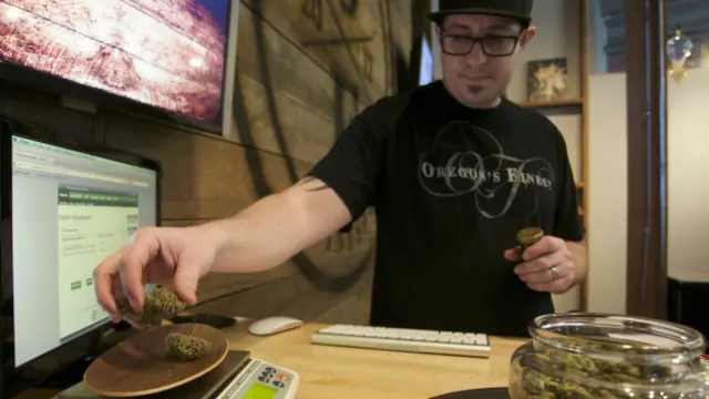 COmerciante pesa maconha para uso medicinal nos EUA (foto: Reuters)