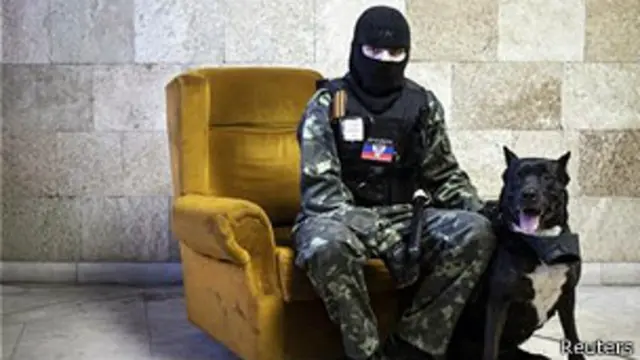 شبه نظامیان مسلح هوادار روسیه چندین ساختمان دولتی در شرق اوکراین را تحت اشغال خود قرار داده‌اند