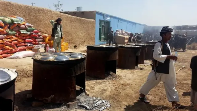 बाढ़ पीड़ितों के लिए बने राहत शिविर में बनता खाना