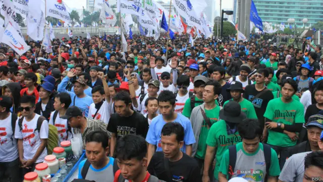 Kalangan pengusaha menganggap kenaikan UMR 2015 di Bekasi sangat membebani pengusaha menengah.